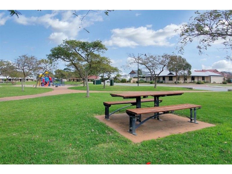 8 Chorus Circle, Atwell WA 6164