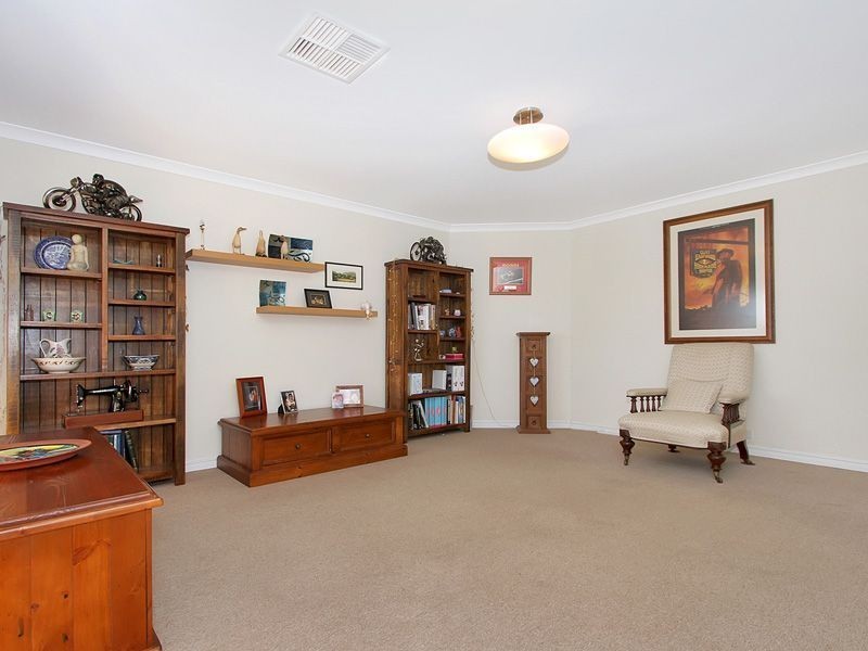 9 Namoi Street, Hammond Park WA 6164