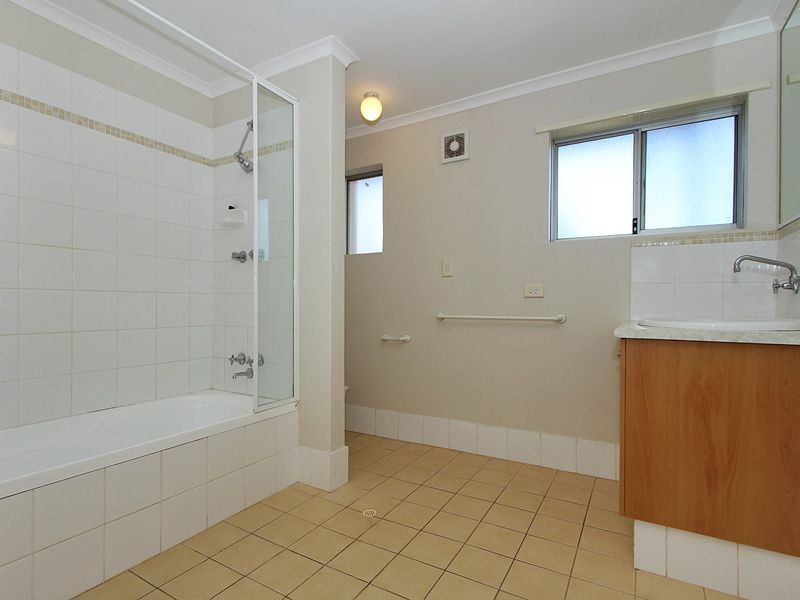 5/2 Gregory Way, Coolbellup WA 6163