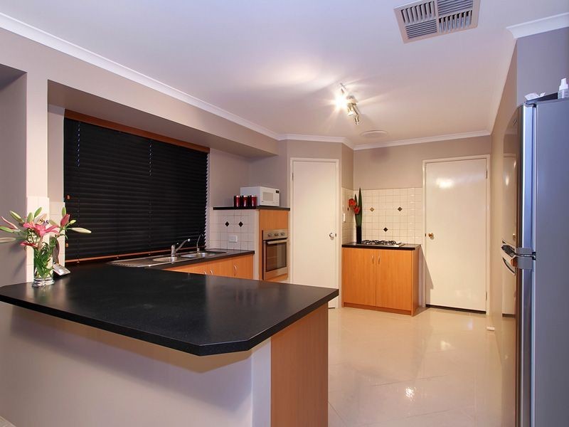 13 Richmond Entrance, Success WA 6164