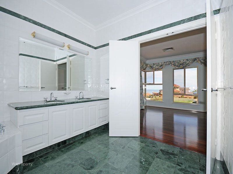 28 Longreach Parade, Coogee WA 6166