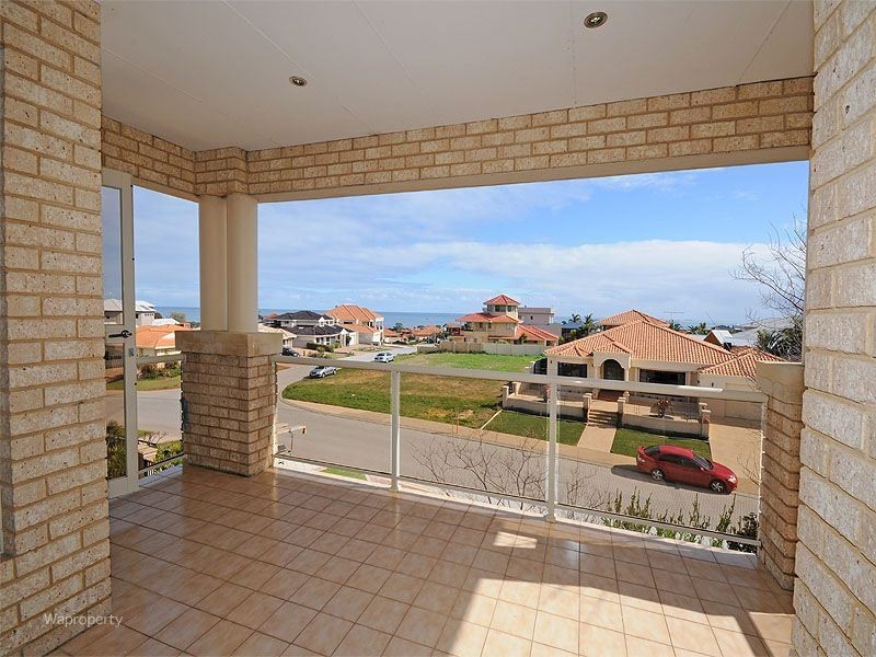 28 Longreach Parade, Coogee WA 6166