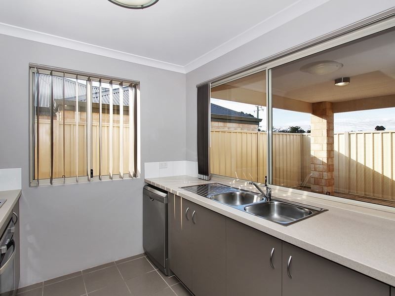 2/3 Peppermint Gardens, Aubin Grove WA 6164