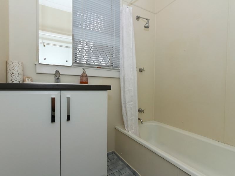 24 Thorsager Street, Coolbellup WA 6163