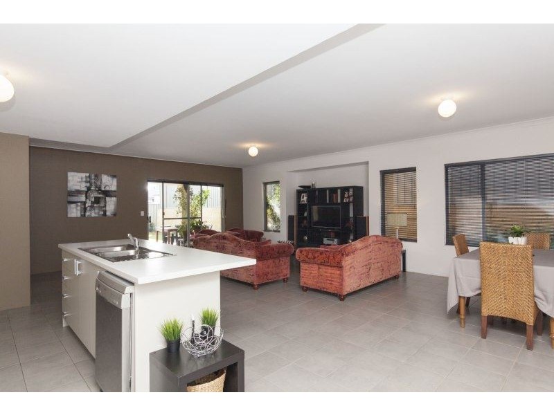 16 Shaftesbury Way, Wellard WA 6170