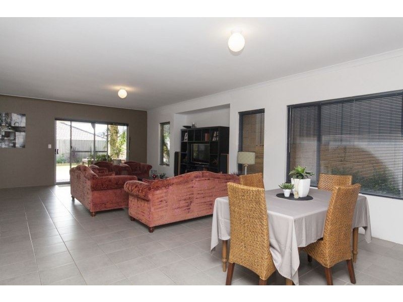 16 Shaftesbury Way, Wellard WA 6170