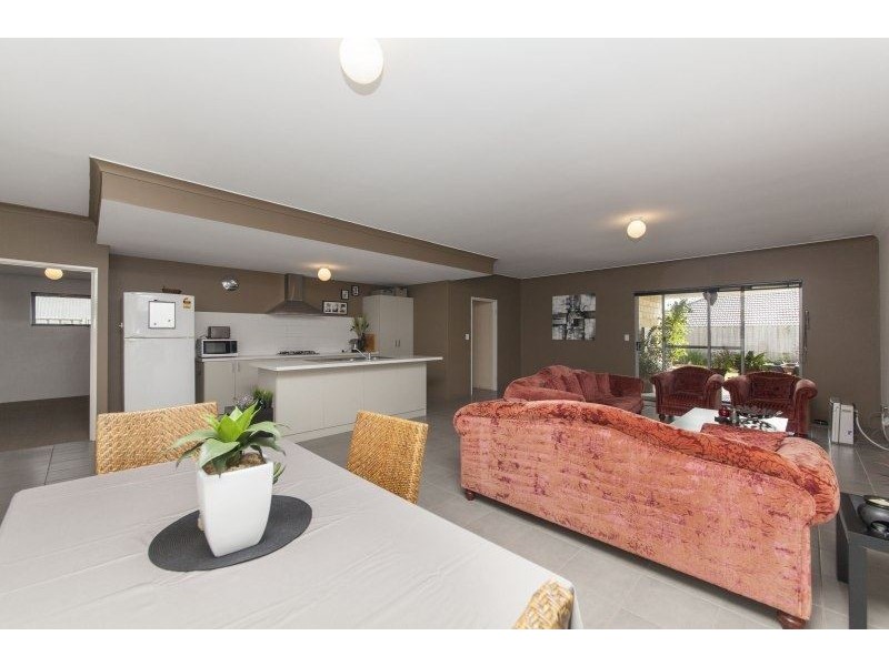 16 Shaftesbury Way, Wellard WA 6170