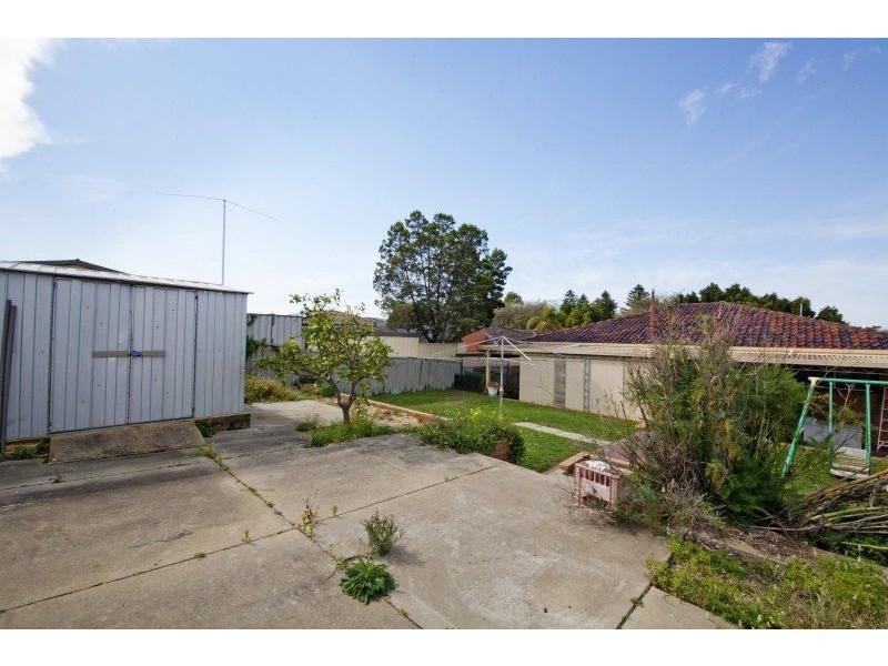 1 Badham Close, Beaconsfield WA 6162