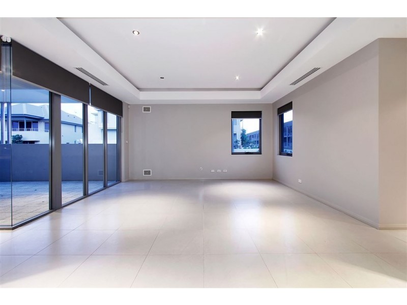 60 Breaksea Drive, North Coogee WA 6163