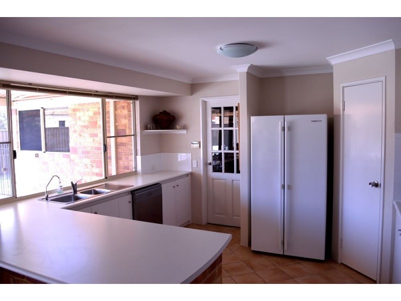 28 Pennlake Drive, Spearwood WA 6163