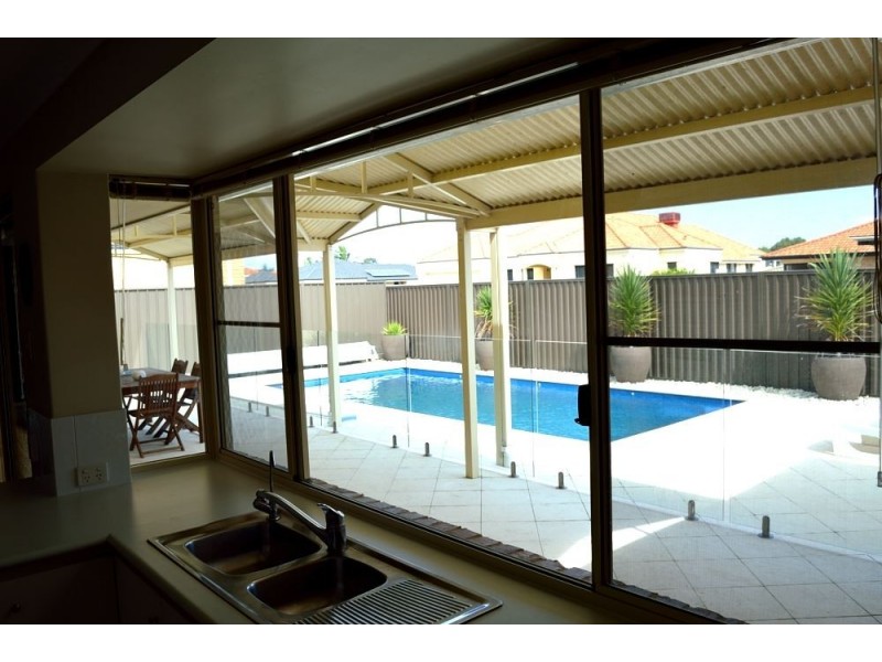 28 Pennlake Drive, Spearwood WA 6163