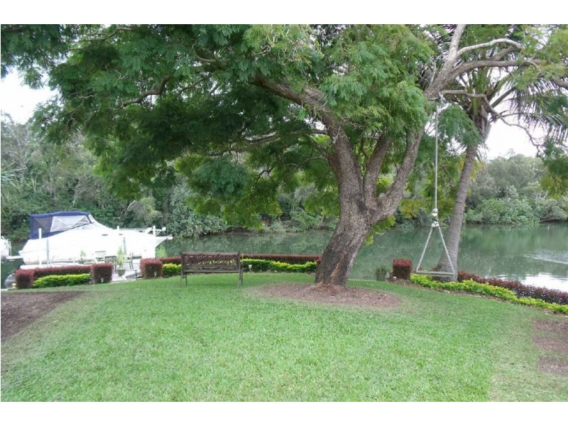 15 Ensenada Court, Broadbeach Waters QLD 4218