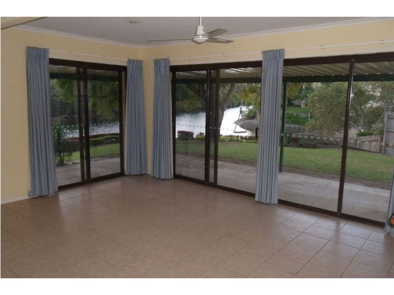 15 Ensenada Court, Broadbeach Waters QLD 4218