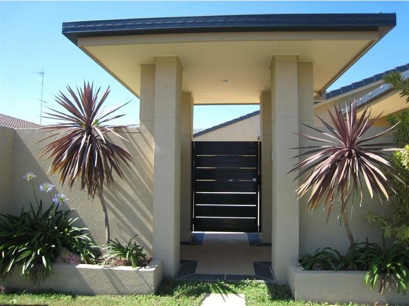 18 Pilot Court, Mermaid Waters QLD 4218