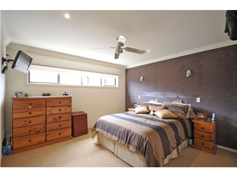 18 Pilot Court, Mermaid Waters QLD 4218