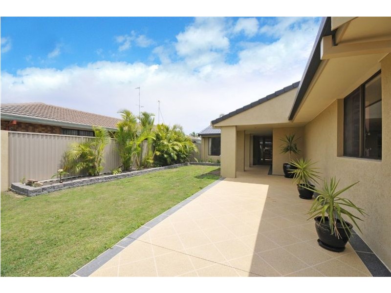 18 Pilot Court, Mermaid Waters QLD 4218