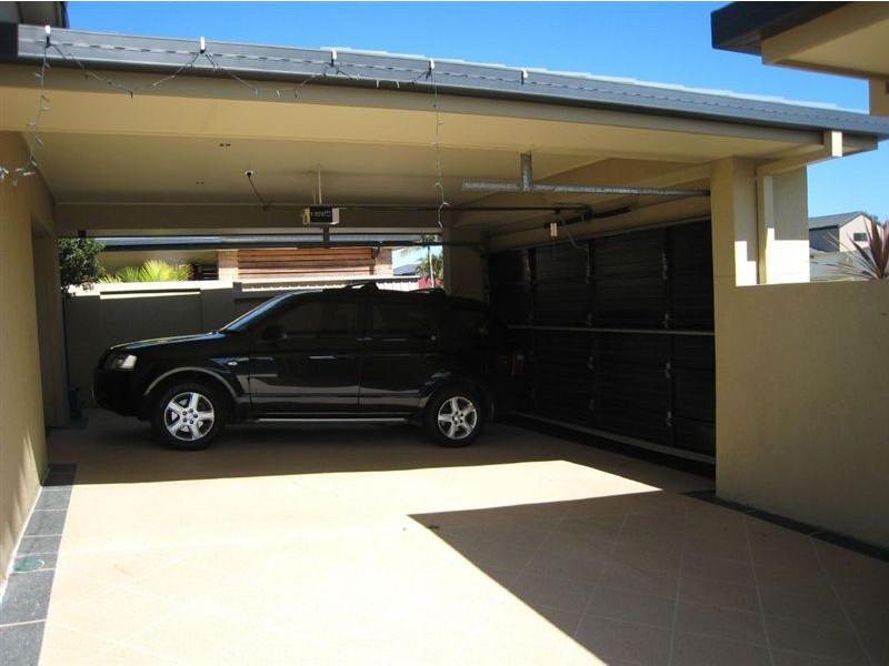 18 Pilot Court, Mermaid Waters QLD 4218