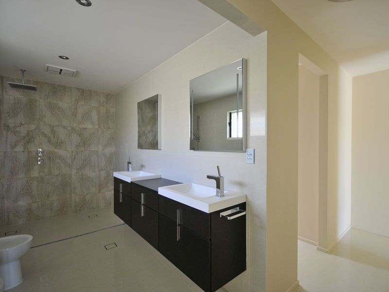 14 Andrea Ave, Broadbeach Waters QLD 4218