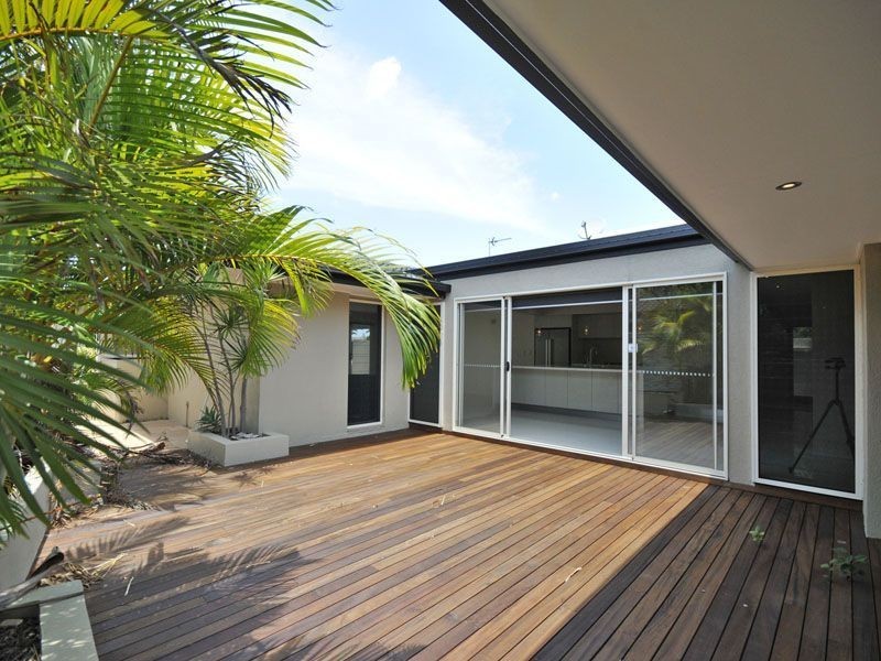 14 Andrea Ave, Broadbeach Waters QLD 4218