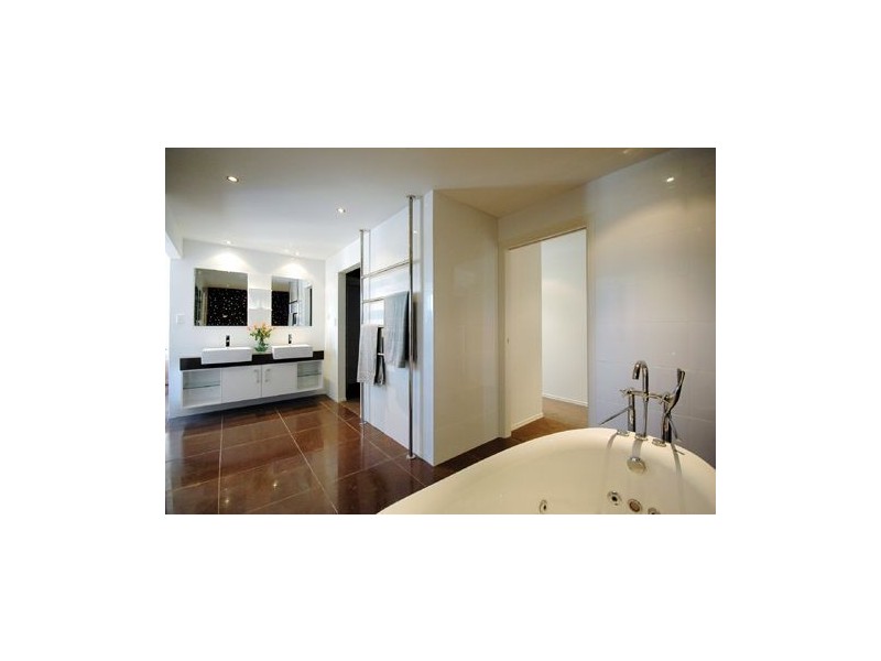 32 Park Avenue, Broadbeach Waters QLD 4218