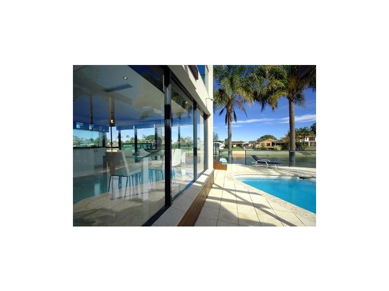 32 Park Avenue, Broadbeach Waters QLD 4218