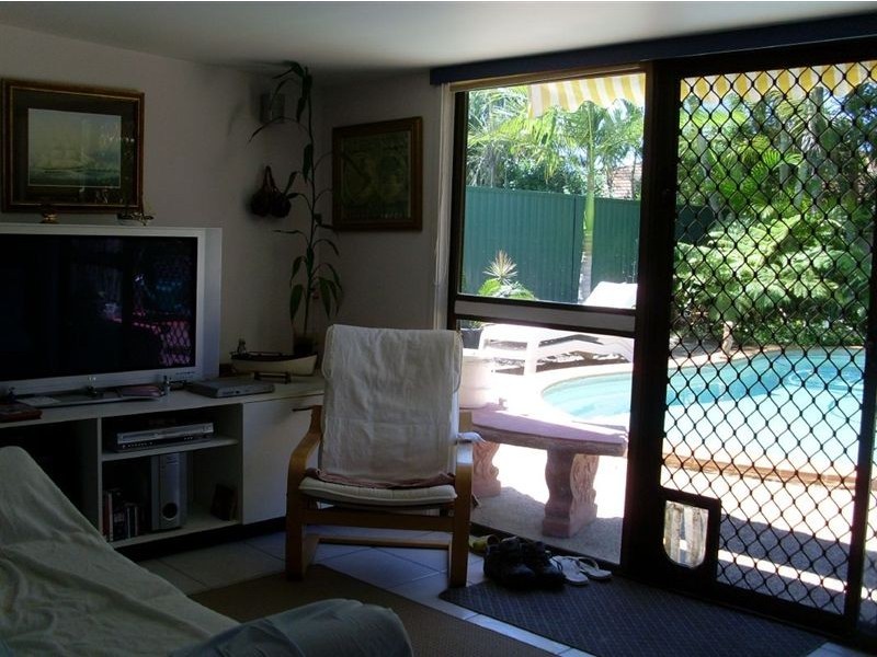 147 Markeri Street, Mermaid Waters QLD 4218