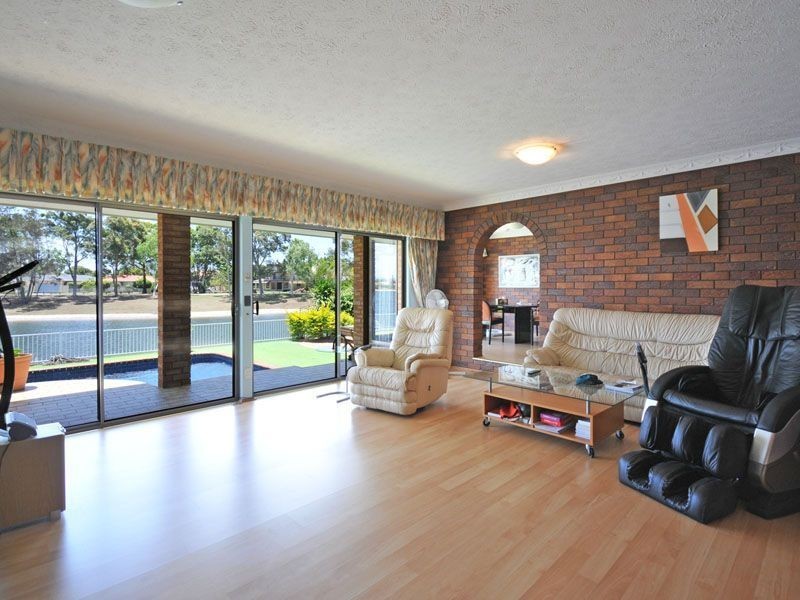 5 Kurrawa Avenue, Mermaid Waters QLD 4218