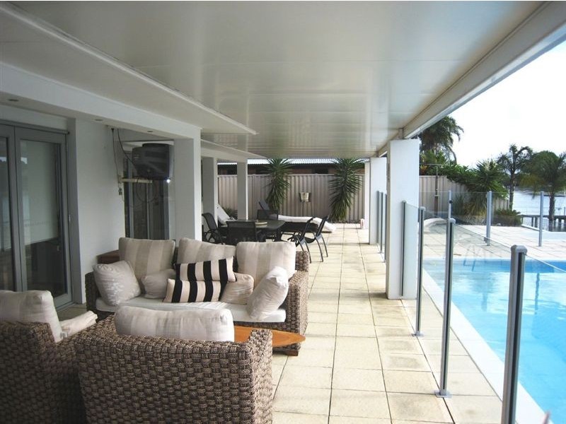 22 Welby Street, Broadbeach Waters QLD 4218