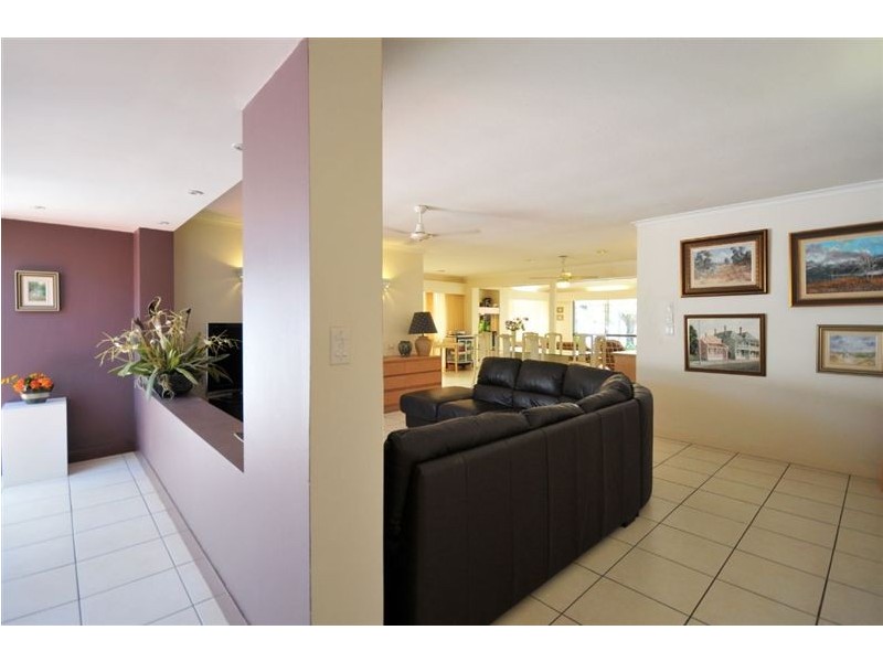 19 Holland Court, Broadbeach Waters QLD 4218