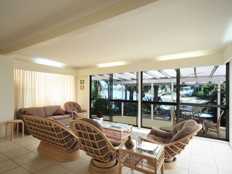 19 Holland Court, Broadbeach Waters QLD 4218