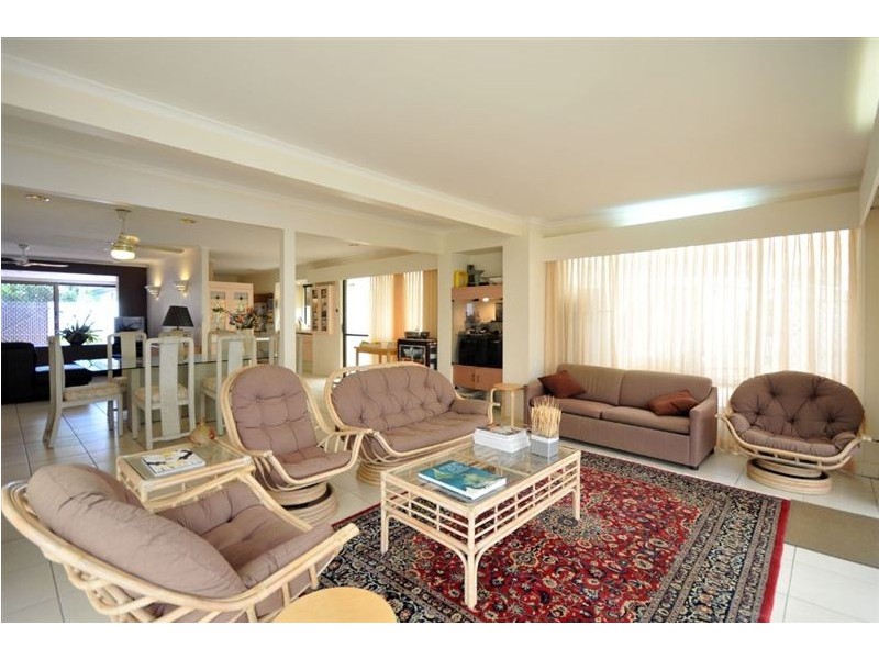 19 Holland Court, Broadbeach Waters QLD 4218