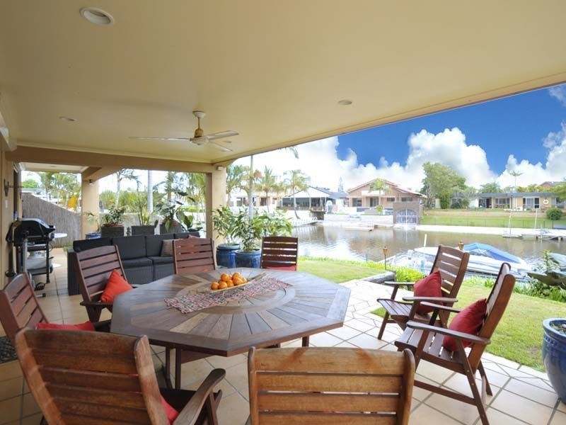 12 Welby St, Broadbeach Waters QLD 4218