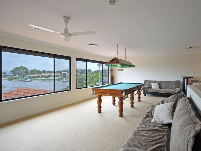 12 Welby St, Broadbeach Waters QLD 4218