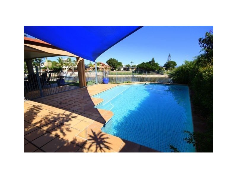 12 Welby St, Broadbeach Waters QLD 4218