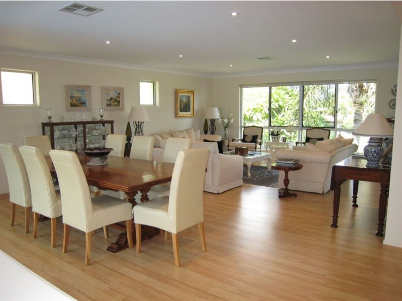 10 Bombala Street, Broadbeach Waters QLD 4218