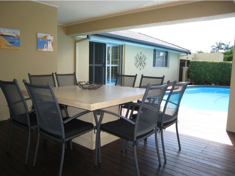 10 Bombala Street, Broadbeach Waters QLD 4218