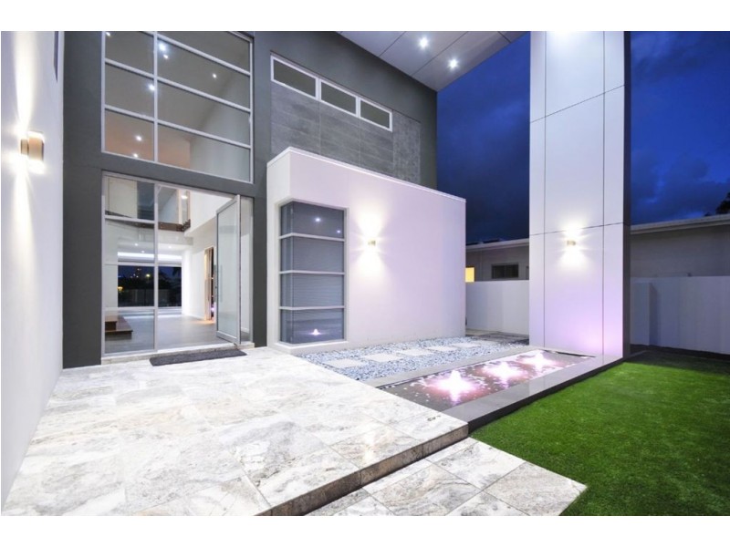 85 T E Peters Drive, Broadbeach Waters QLD 4218