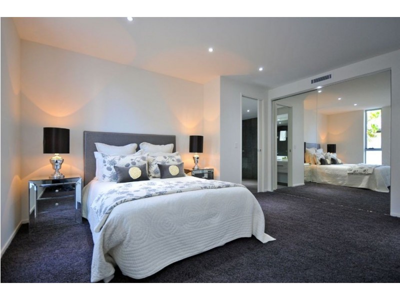 85 T E Peters Drive, Broadbeach Waters QLD 4218