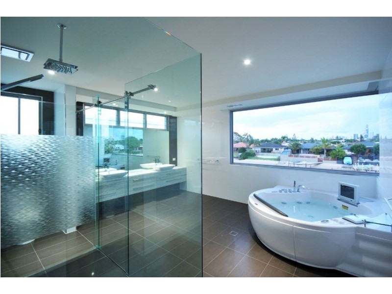 85 T E Peters Drive, Broadbeach Waters QLD 4218