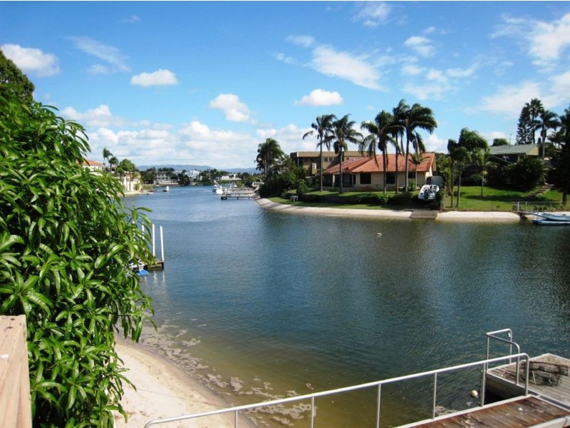 15 Andrew Avenue, Broadbeach Waters QLD 4218