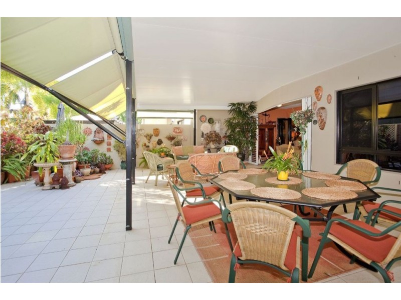 2/8-12 Parnoo Street, Chevron Island QLD 4217