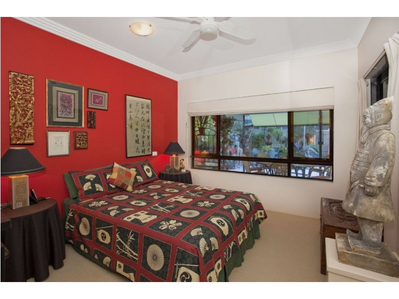 2/8-12 Parnoo Street, Chevron Island QLD 4217