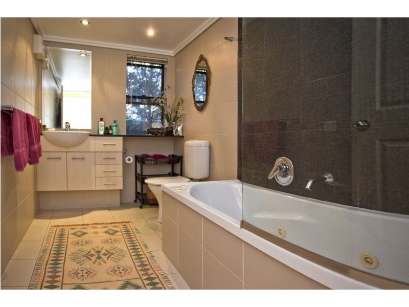 2/8-12 Parnoo Street, Chevron Island QLD 4217