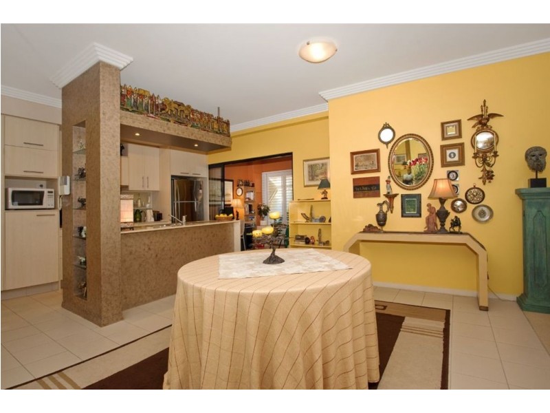 2/8-12 Parnoo Street, Chevron Island QLD 4217