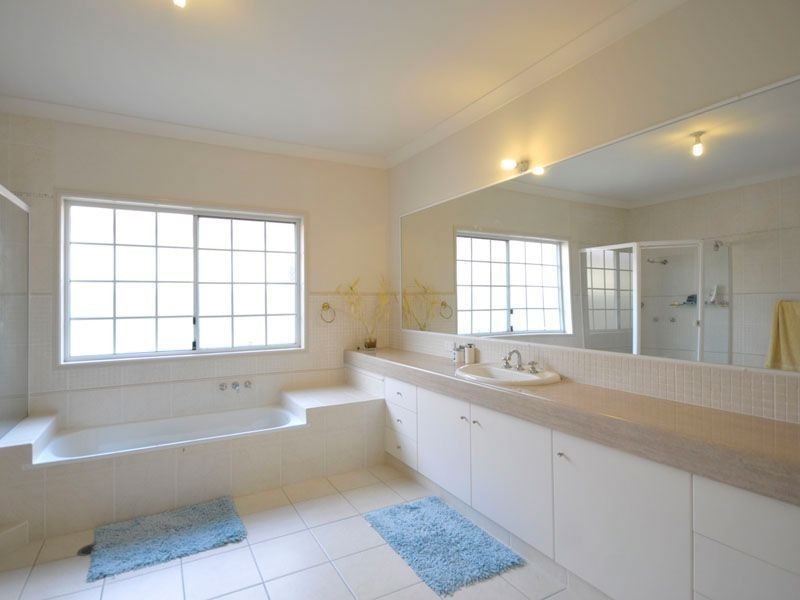 32 Arbuthnot Parade, Benowa Waters QLD 4217