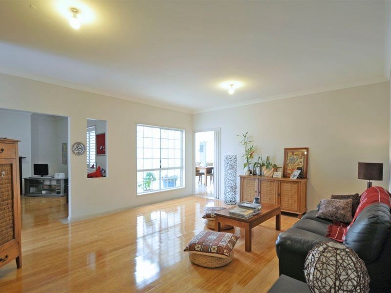 32 Arbuthnot Parade, Benowa Waters QLD 4217