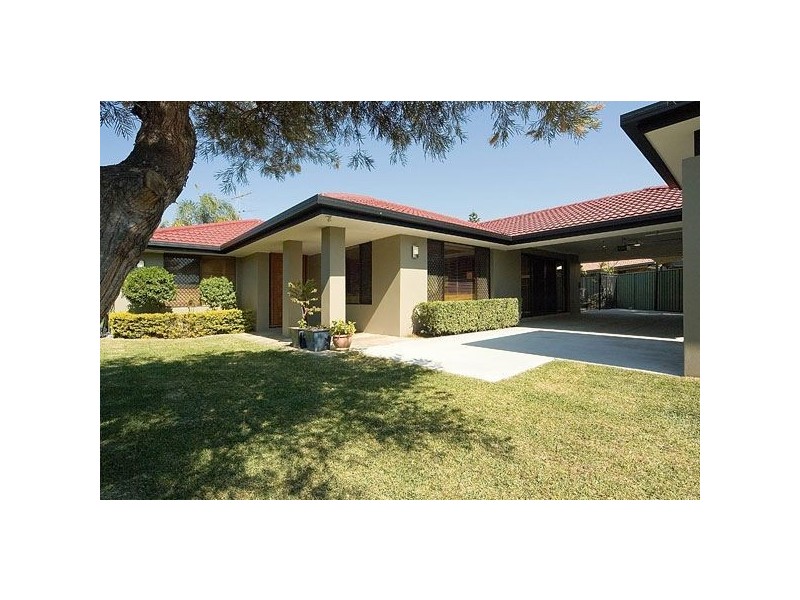 4 Cheviot Close, Benowa QLD 4217