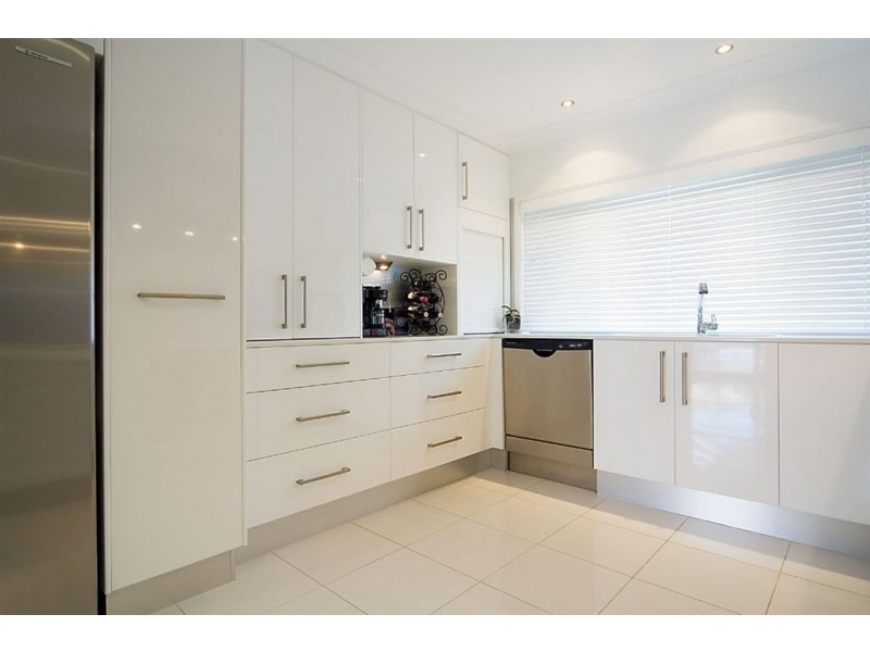 4 Cheviot Close, Benowa QLD 4217
