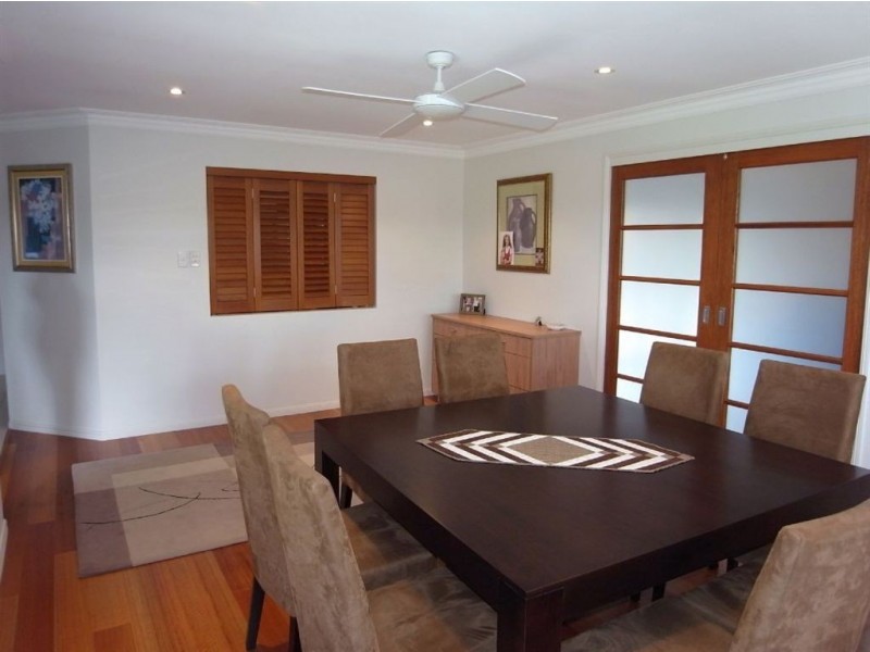 4 Cheviot Close, Benowa QLD 4217