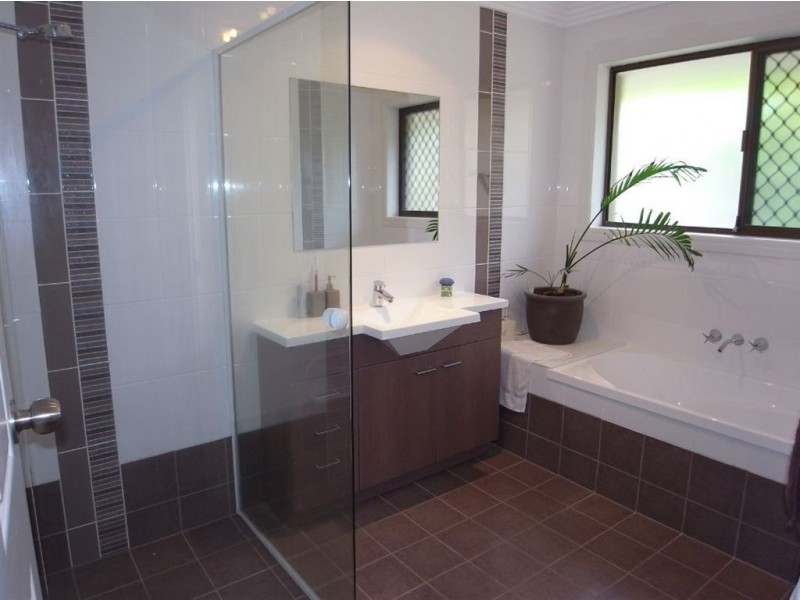 4 Cheviot Close, Benowa QLD 4217
